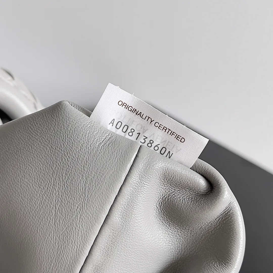 Batch 1880 BOTTEGA VENETA LAUREN 1980 small clutch bag is new! The small size that many people squat on is finally here. The self-adjustable zipper is a highlight of this bag. After being removed, it can be used as a handbag for important occasions. One bag unlocks two carrying methods at the same time. It is practical and has a unique sense of structure and beautiful lines. It is more elegant than a small cloud. It is a tribute to the classics and the pursuit of modernity. Style number: 804038 Size: 27*15*8cm